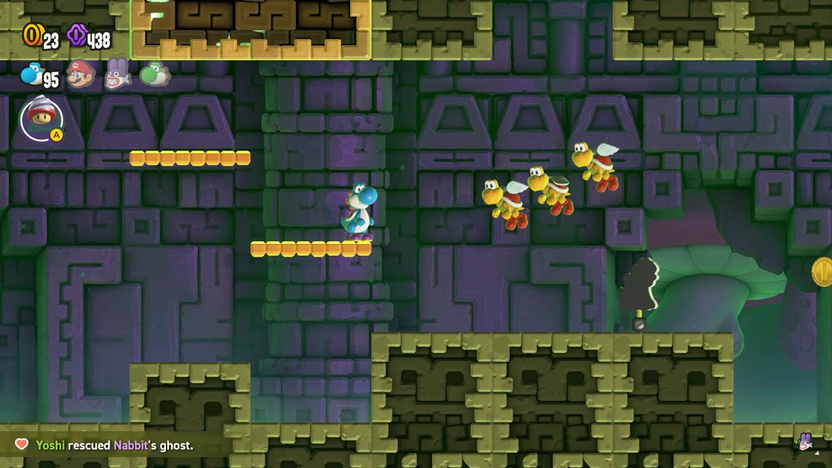 耀西在《超级马里奥兄弟》游戏的城堡关卡中跳跃并收集硬币