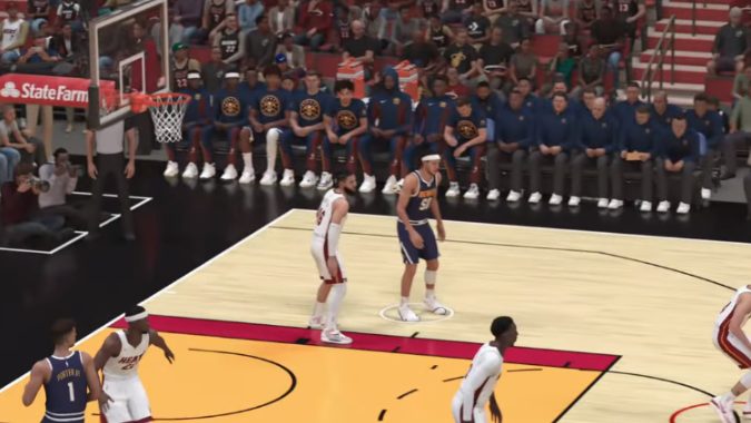 NBA 2k24 游戏玩法的屏幕截图，显示比赛期间球员在球场上的情况