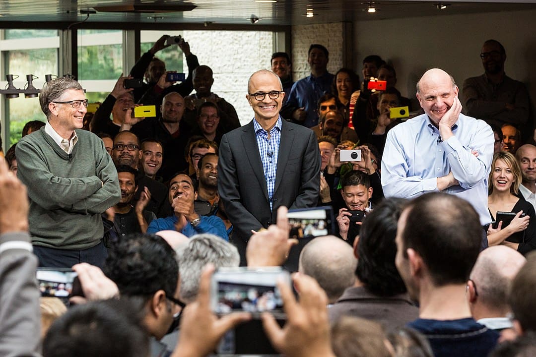 萨蒂亚·纳德拉（Satya Nadella）担任微软首席执行官的第一天的照片，史蒂夫·鲍尔默（Steve Ballmer）和创始人比尔·盖茨（Bill Gates）