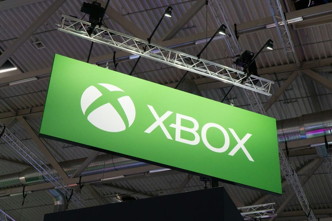 带有Xbox徽标的大规模悬挂绿色标志