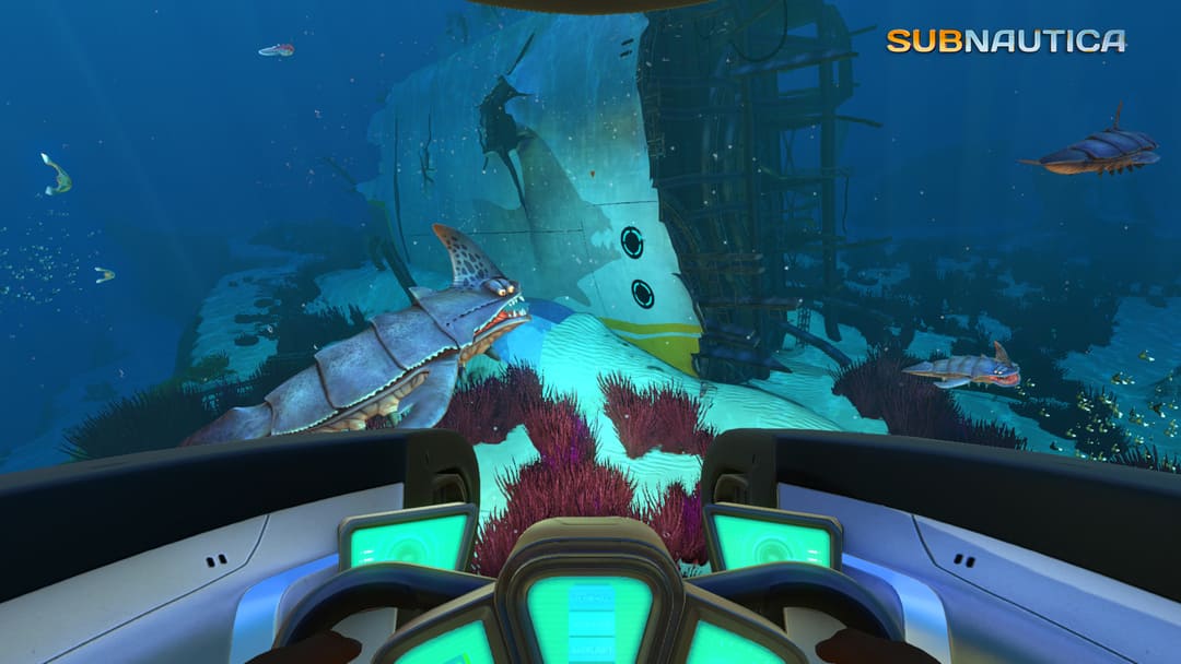 游戏subnautica的屏幕截图显示了从潜艇内看一看的景色，看着沉船附近的深海生物