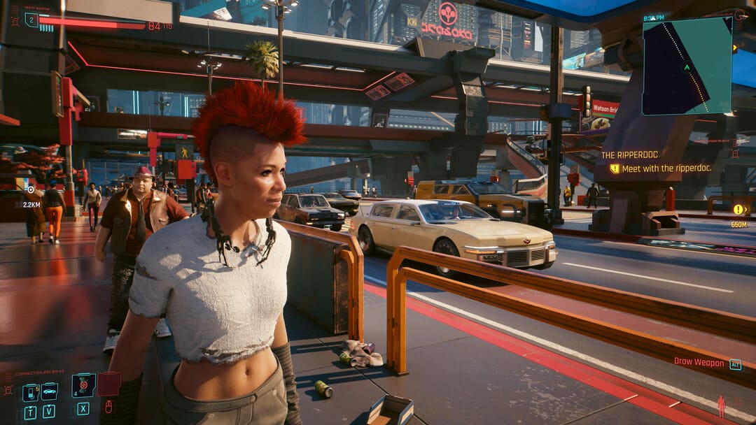 游戏Cyberpunk 2077的屏幕截图，显示了一个城市场景，上面有一位杂物上衣和红色Mohawk的女士