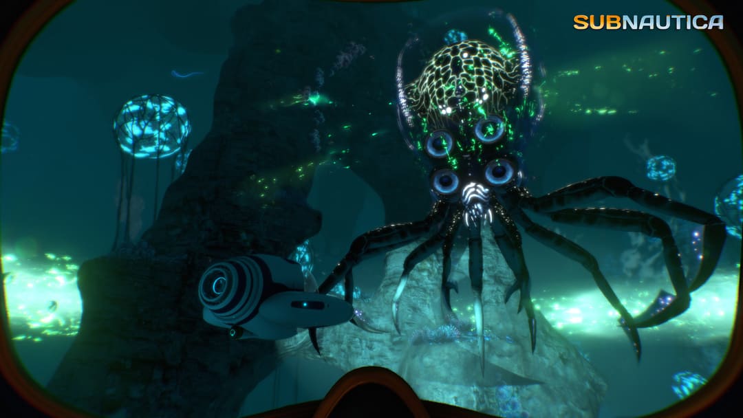 Game Subnautica（2018）的屏幕截图显示了一个发光的水下生物，有八只腿和一个巨大的头