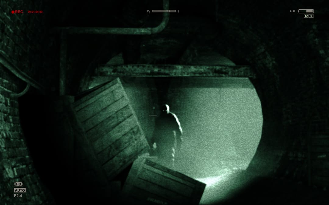 Game Outlast（2013）的屏幕截图显示了通过摄录机在黑暗废弃的隧道中看到的一个数字