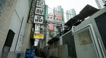 在残酷的人体摄影中，女孩假装报仇