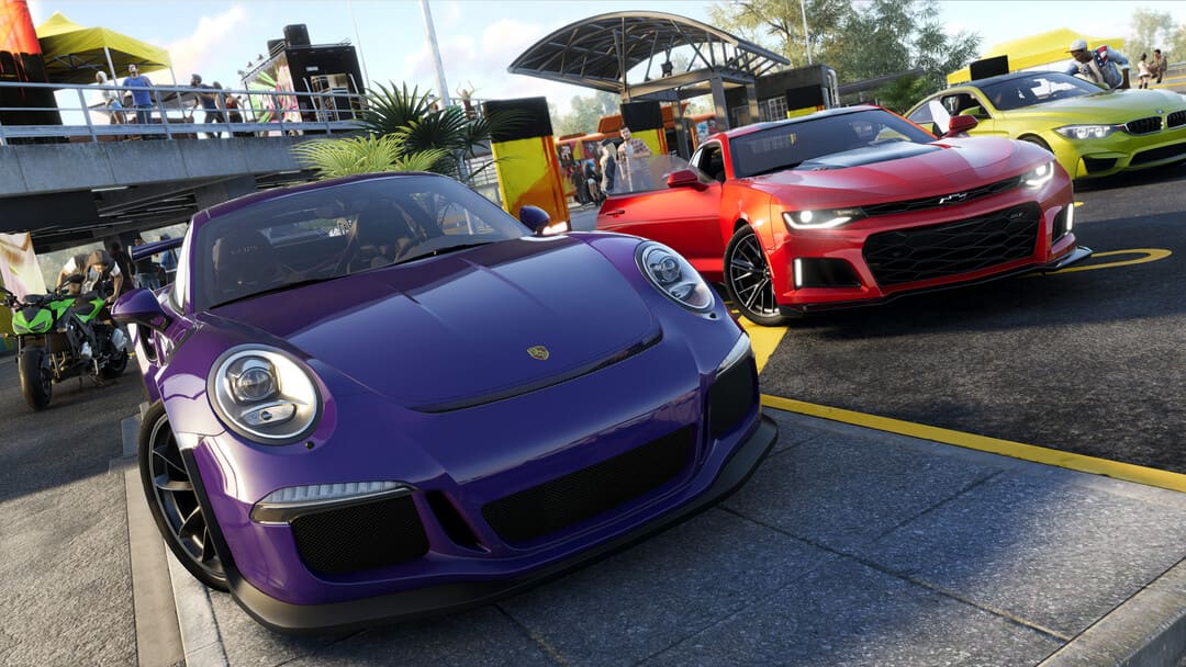 游戏中的屏幕截图The Crew 2显示了一辆紫色的法拉利跑车，停在另一辆红色跑车旁边