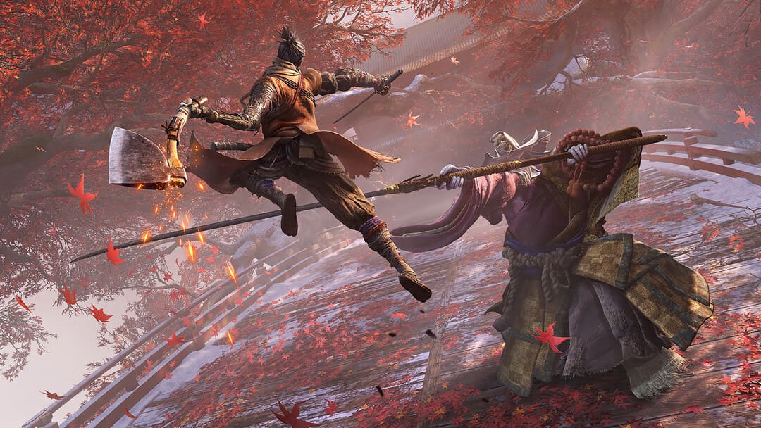 游戏中的屏幕截图Sekiro：Shadows Die两次 -  Goty Edition展示了一名战斗机在秋天在日本花园的桥上挥舞着钢管的战斗机